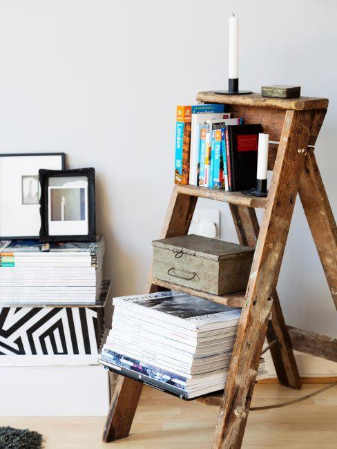 petite échelle en bois servant de bibliothèque à quelques livres