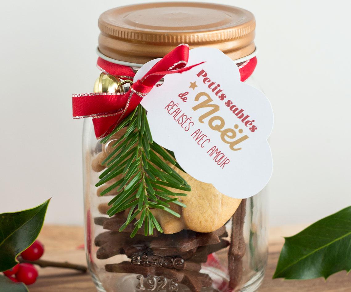 bocal cadeau de noel repmpli de biscuits