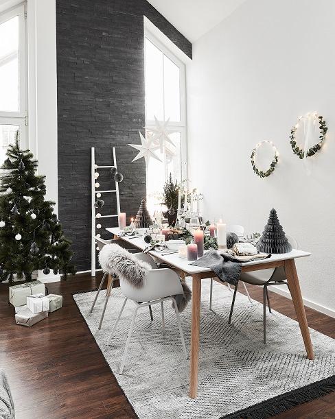salon avec couronne minimaliste au mur