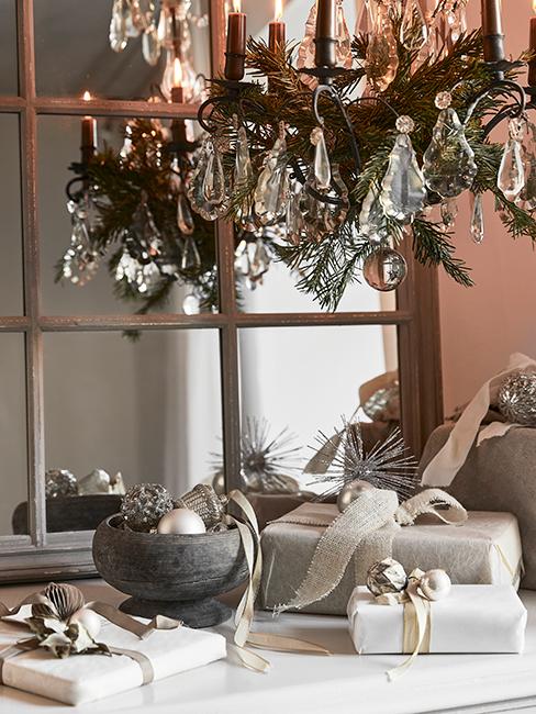 cadeaux de noël posés sur commode