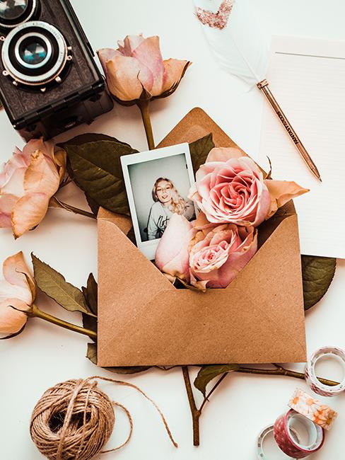 enveloppe en kraft avec fleurs et photo