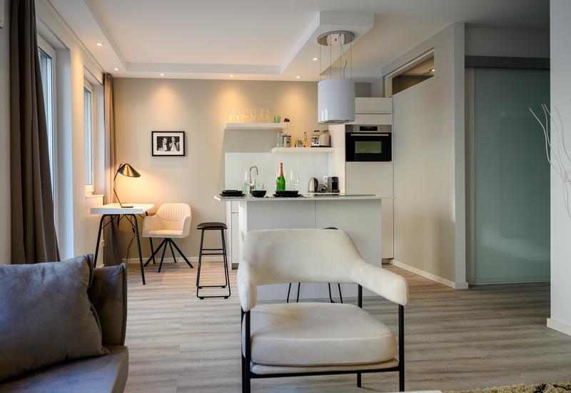 salon avec cuisine ouverte aménagé par Westwing