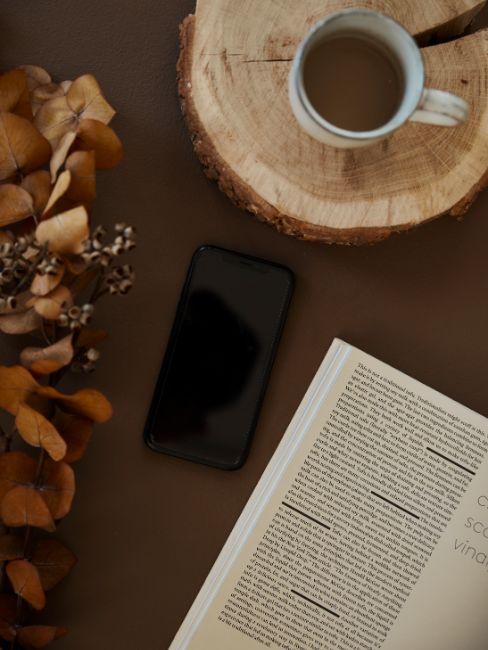 téléphone, livre et tanche de tronc d'arbre.jpg