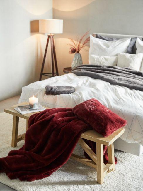 chambre cozy d'automne avec parure de lit blanc et plaid bordeaux
