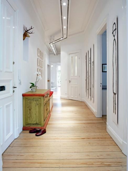 parquet en bois, murs blanc et commode vintage