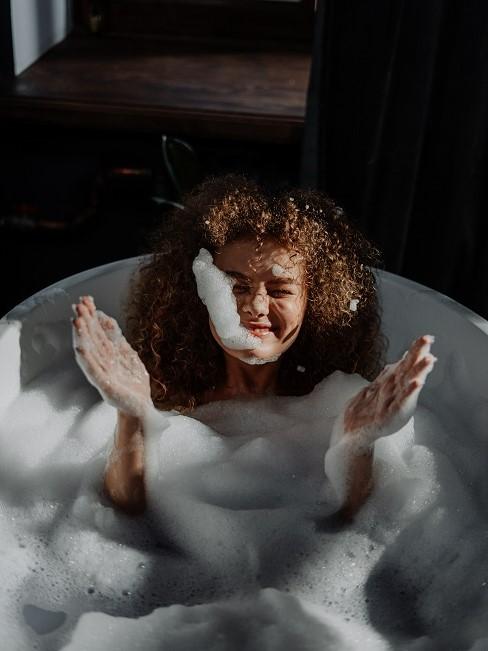femme dans baignoire