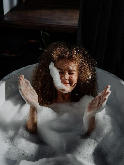 pexels-cottonbro-4155487 femme dans baignoire