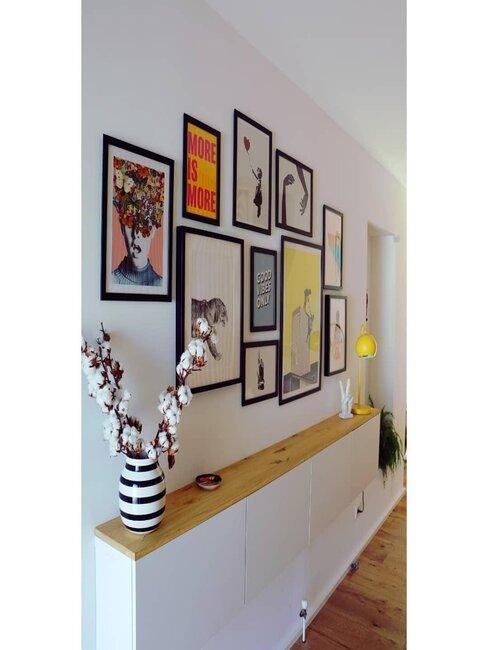 Décoration mur couloir tableaux vase bouquet fleurs coton lampe jaune