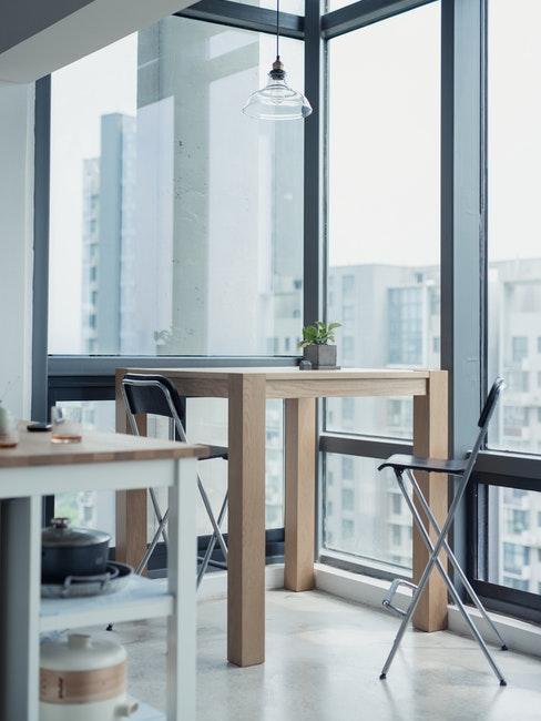 nettoyage de vitres dans une salle à manger entièrement vitrée de style contemporain