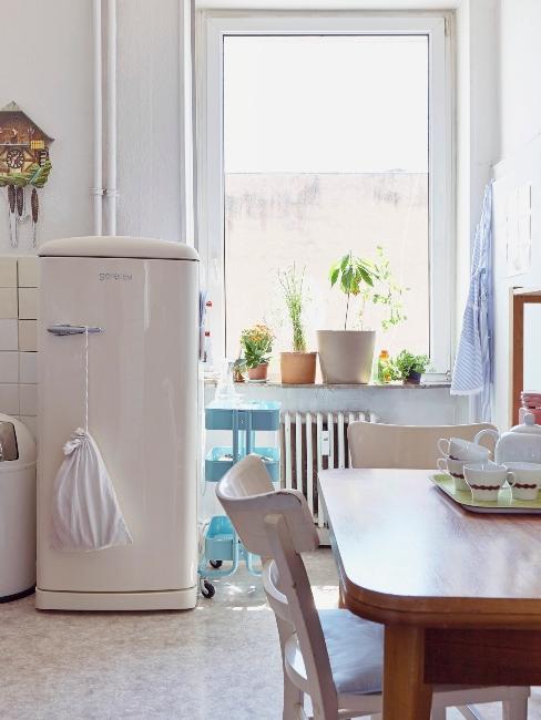 nettoyer le frigo dans une cuisine rustique contemporaine