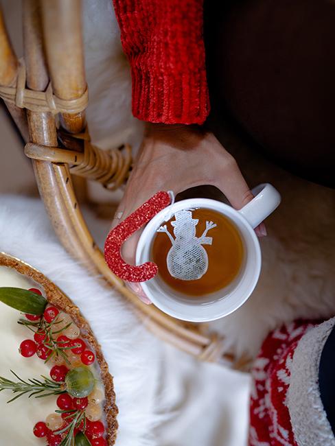 Tasse de thé avec sachet de thé en forme de bonhomme de neige