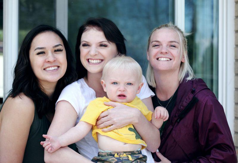 goupe de mamans avec un bébéc