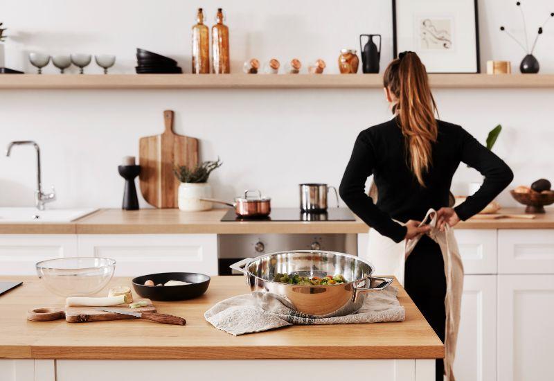 cuisine beige avec ustensiles de cuisine comme idée de cadeau anniversaire pour une femme.jpg.jpg
