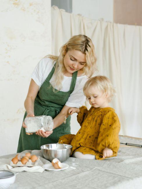maman qui fait la cuisine avec son enfant
