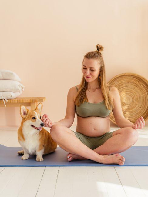 femme enceinte qui fait de la méditation avec son chien