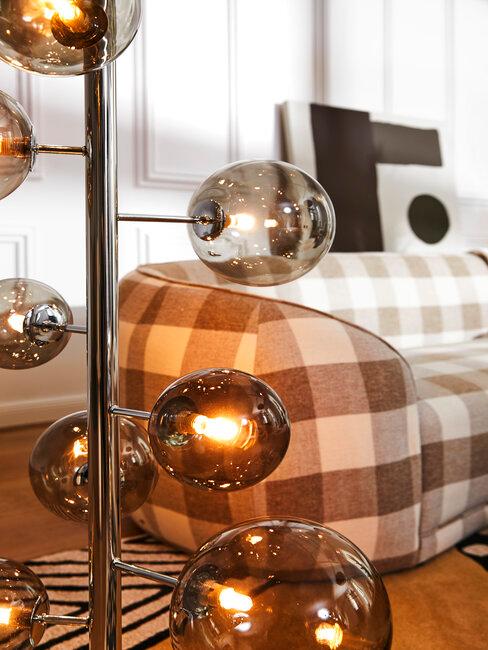 luminaire boules en verre avec canape a carreaux marron