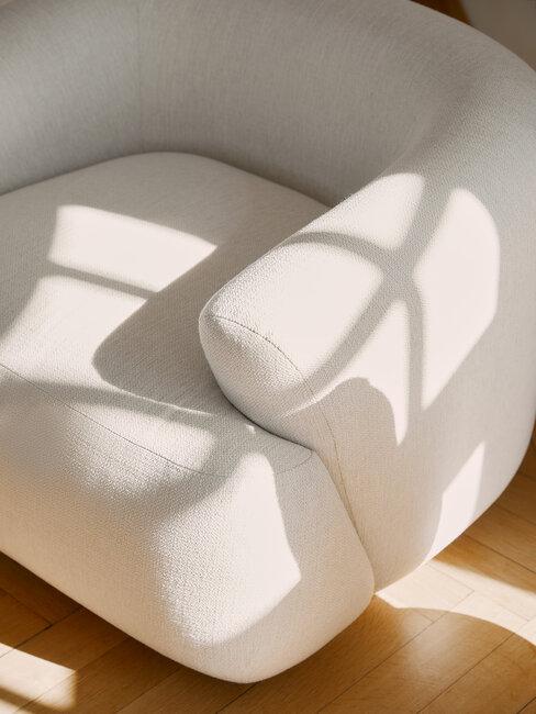 fauteuil beige aux formes arrondies