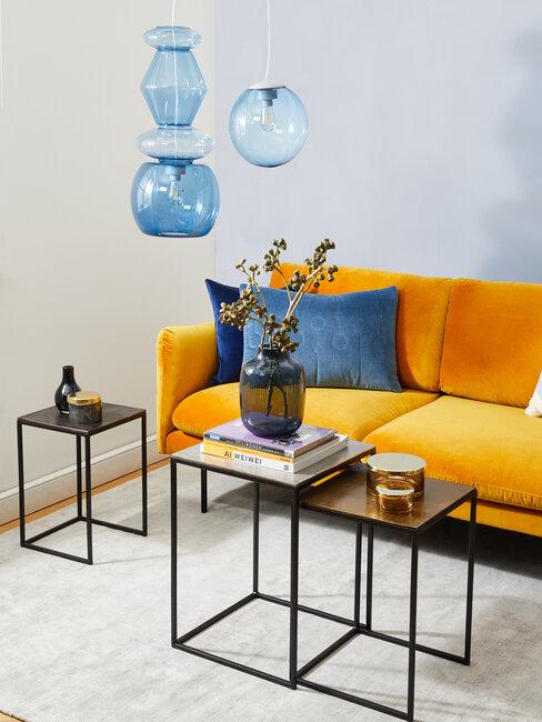 luminaire XXL bleu en verre, canapé jaune