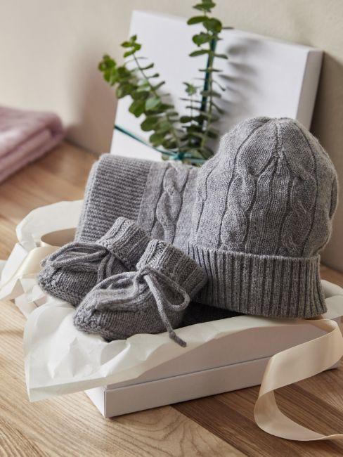 bonnet et chaussons de bébé