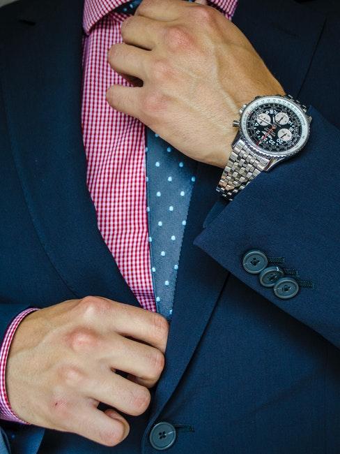 cravate et montre comme cadeau pour homme de 50 ans