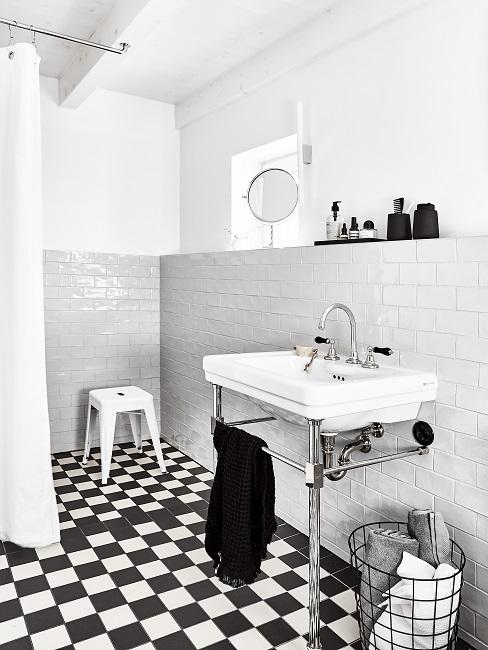salle de bains blanc et noir, sol à carreaux noir et blanc