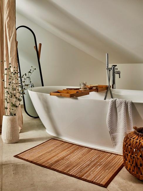 baignoire oeuf façon spa dans une salle de bain rose