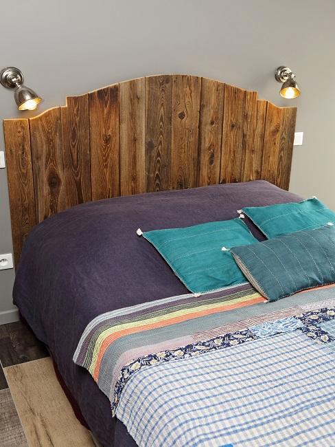 tete de lit en bois et linge de lit broderie DIY tendance