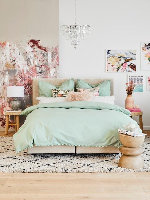 chambre verte et bois avec parquet au sol