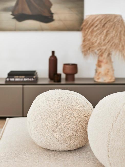 coussin en tissu boulcé rond et beige