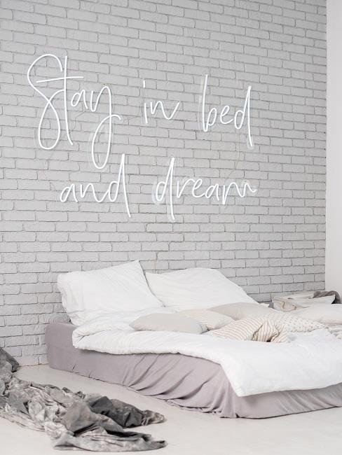 néon blanc tendance sur mur en brique blanc de chambre