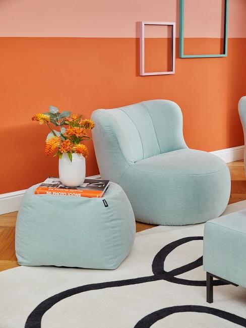 salon coloré avec mur orange