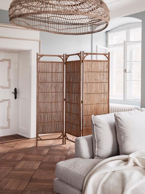 paravent en rotin dans une chambre
