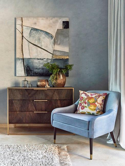 fauteuil bleu horizon et commode rétro