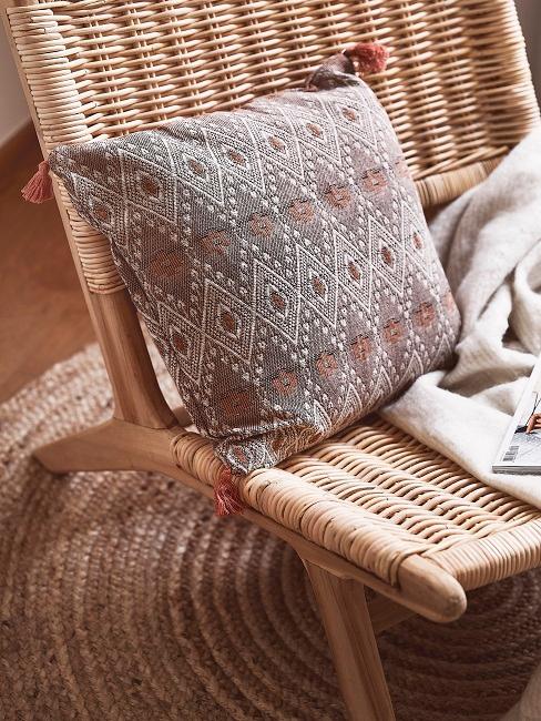 chaise en osier sur un tapis en jute