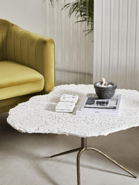 table basse design en terrazzo et fauteuil en velours vert olive