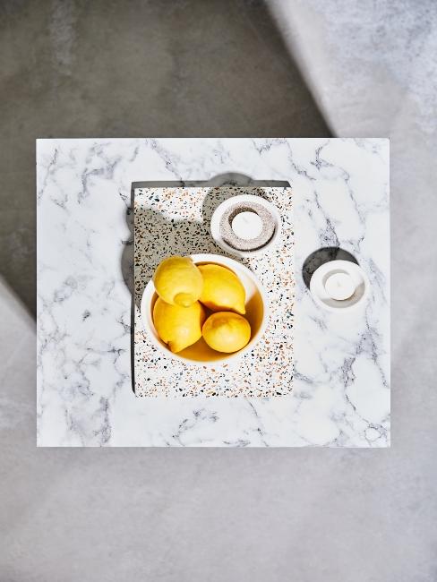 plateau en terrazzo sur table basse en marbre