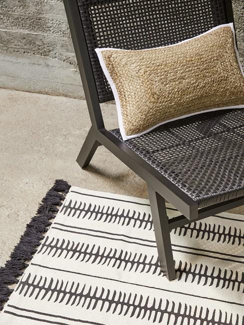 fauteuil lounge en rotin et tapis ethnique