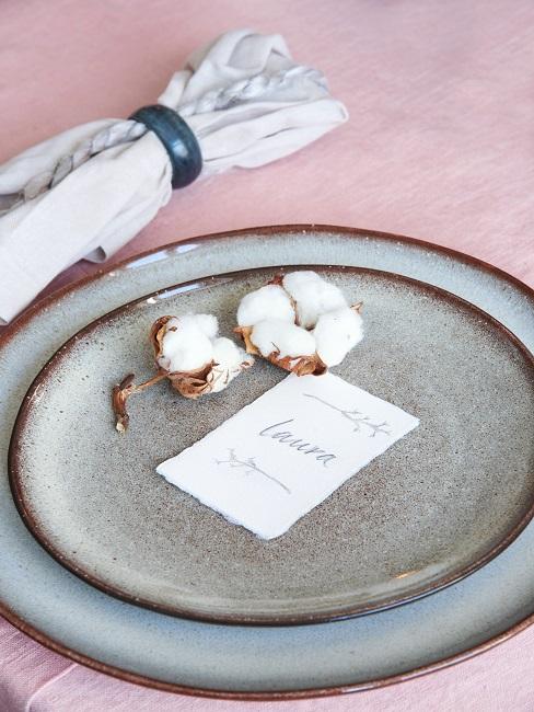 serviette de table en lin et vaisselle rutique