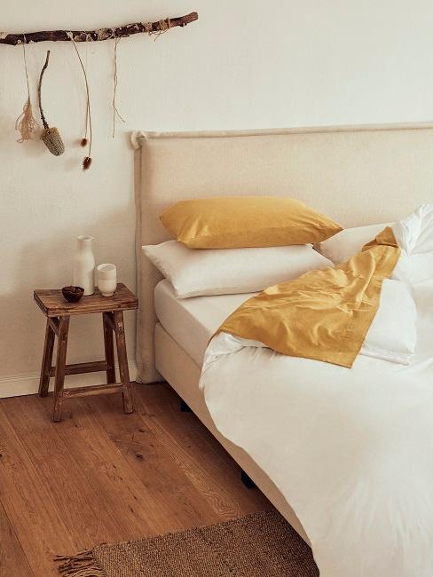 lit beige avec linge en lin jaune moutarde