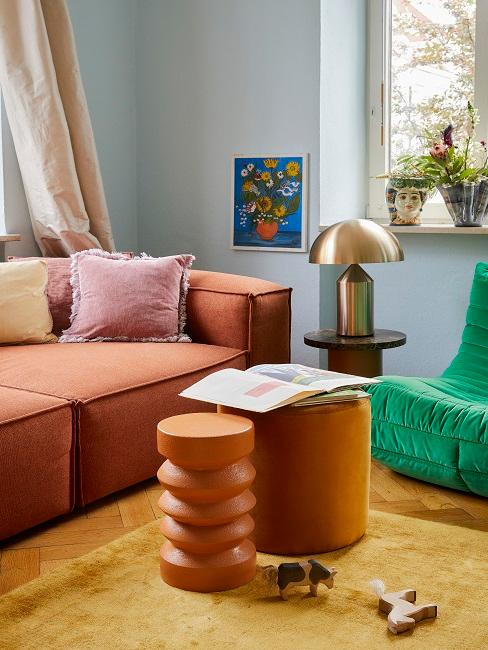 salon avec meubles colorés