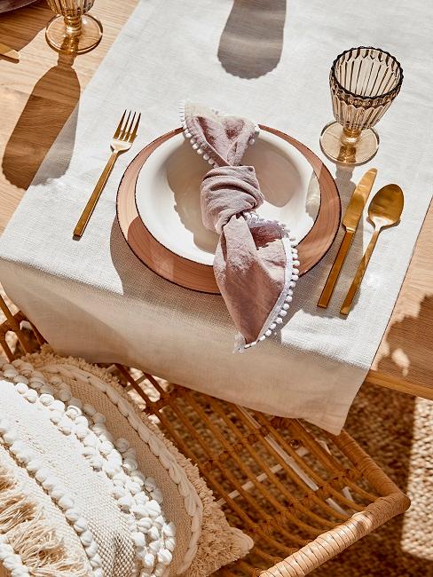 table a manger avec vaisselle design