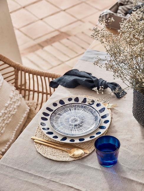 table a manger avec vaisselle en grès