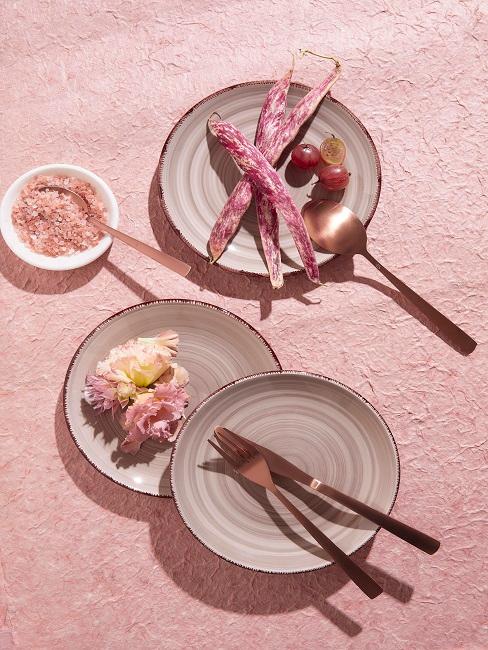 table a manger avec vaisselle et nappe rose