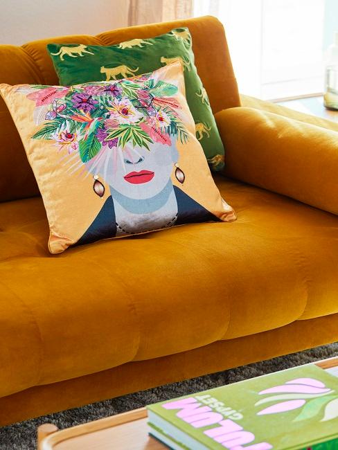 canapé en velours jaune et coussins en soie frida kahlo