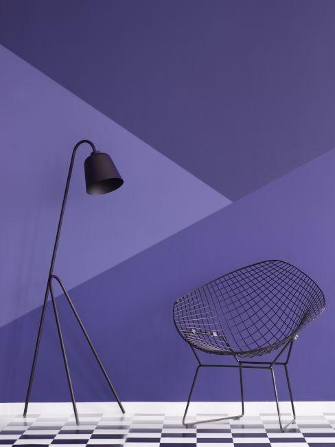 mur en trois nuances de couleur very peri avec chaise et lampe en very peri