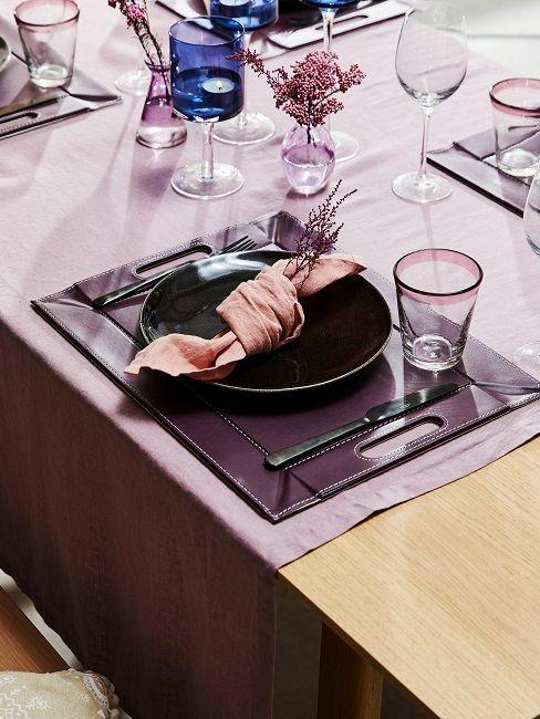 dressage de table avec nuances de very peri, table en bois, nappe, set de table, assiette creuse, serviette pliée, couvert et verre