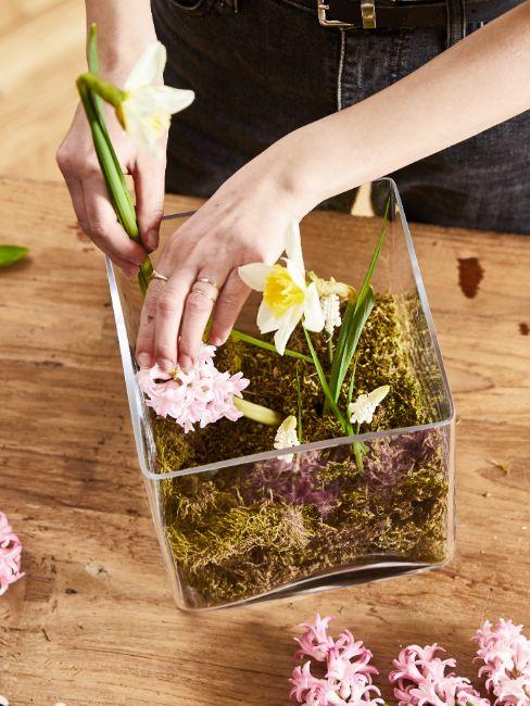 couronne d'un pot à fleurs de pâques