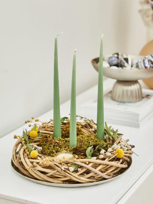 couronne de pâques avec bougies vertes
