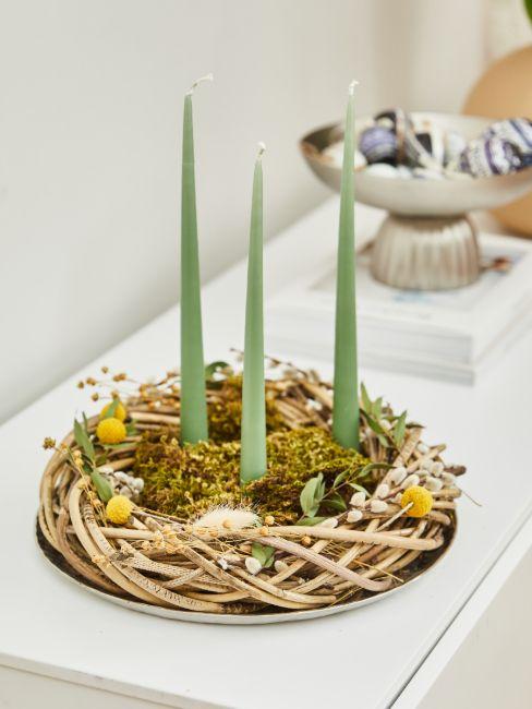 couronne de pâques avec bougies vertes