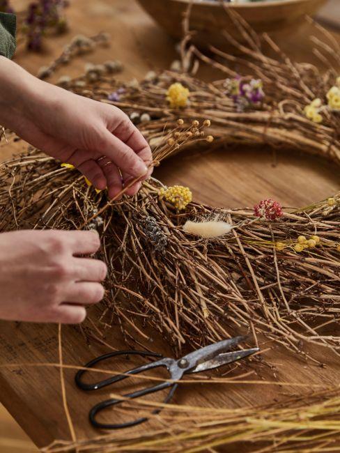 confection d'une couronne de pâques